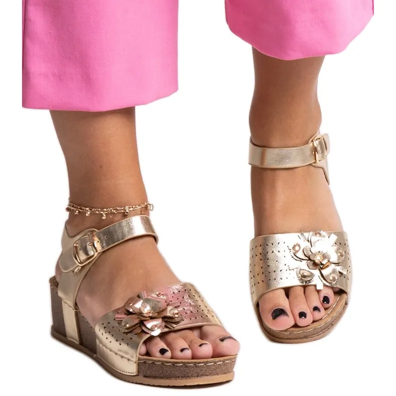 Gold wedge sandals with a Kifah flower golden