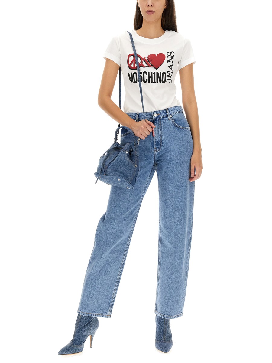 MOSCHINO JEANS      T-SHIRT IN JERSEY DI COTONE CON STAMPA PEACE & LOVE