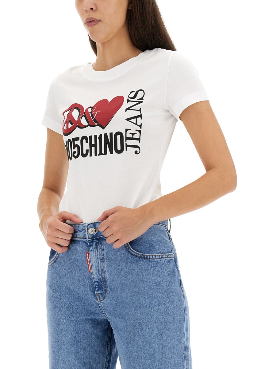 MOSCHINO JEANS      T-SHIRT IN JERSEY DI COTONE CON STAMPA PEACE & LOVE