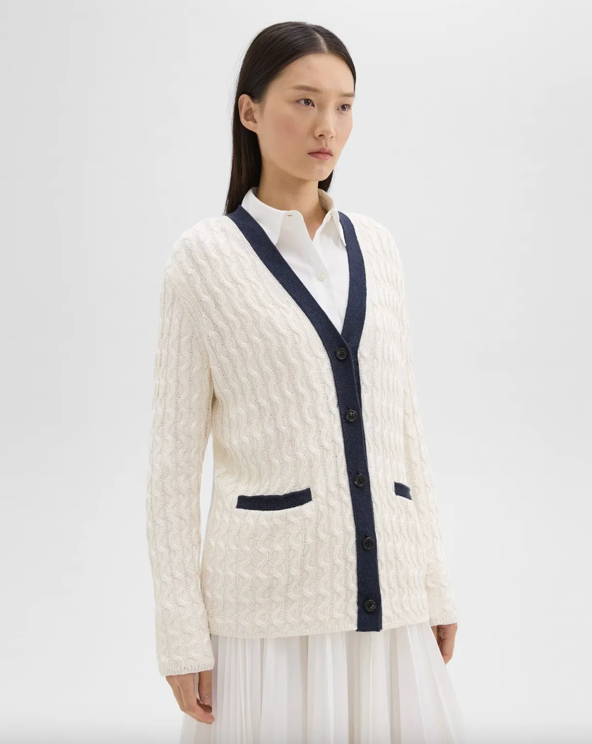 V-Neck Cardigan in Cable Knit Linen - Bone / Navy