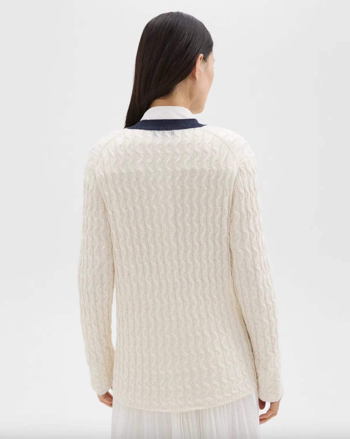 V-Neck Cardigan in Cable Knit Linen - Bone / Navy