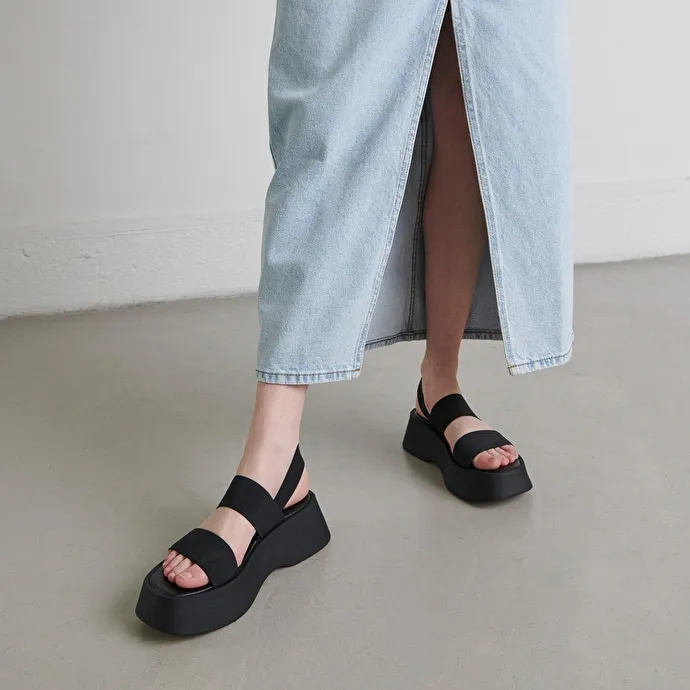 Wide-strap sandals in black elastic